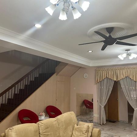 D'Lestari Homestay Seri Kembangan Exterior foto