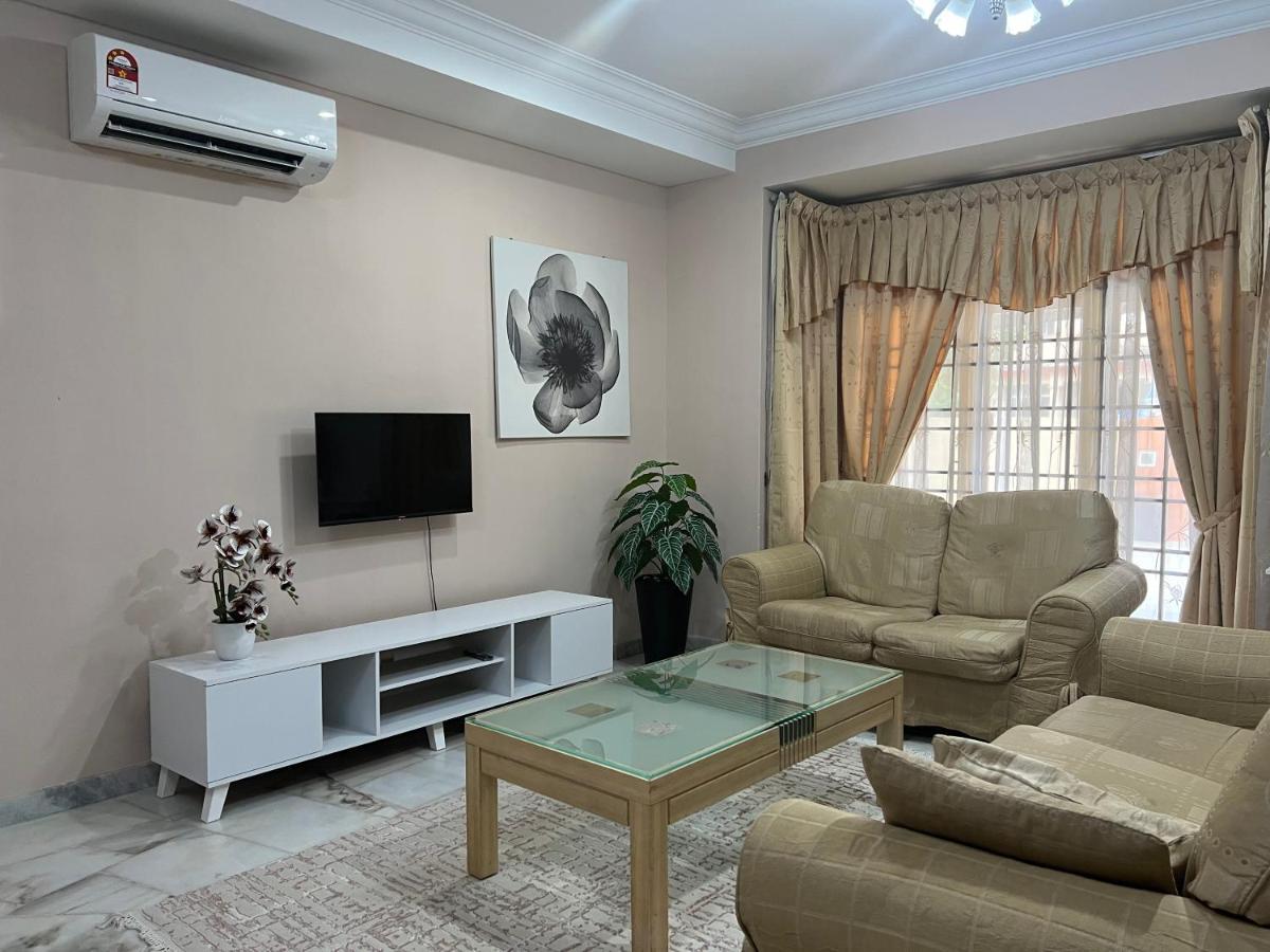 D'Lestari Homestay Seri Kembangan Exterior foto
