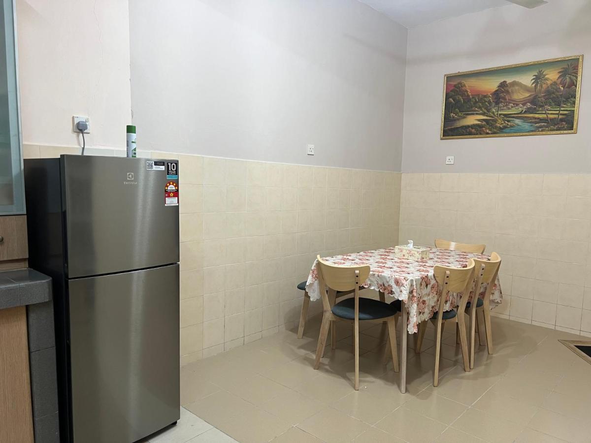D'Lestari Homestay Seri Kembangan Exterior foto